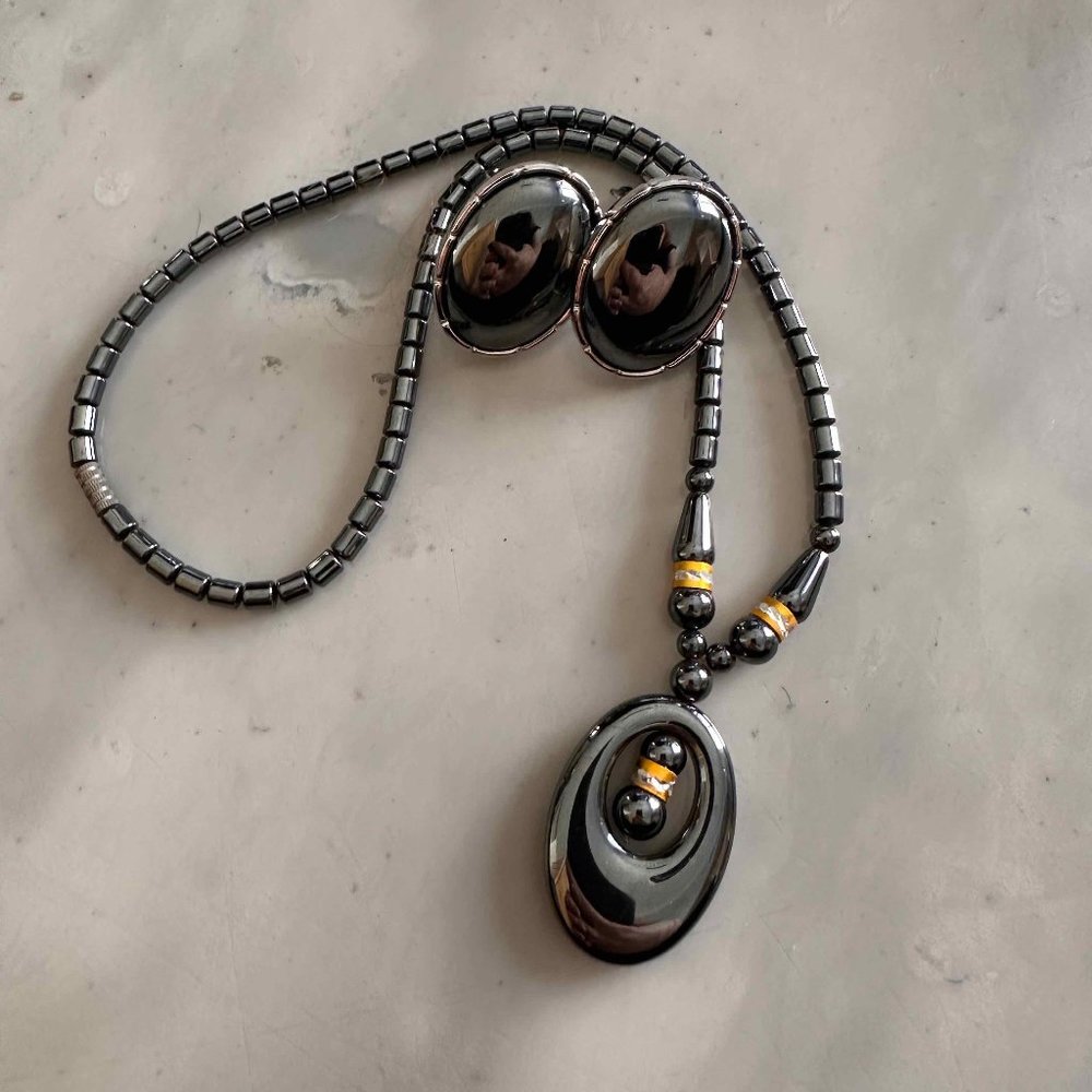 Nice and original Duo Necklace and clip earrings